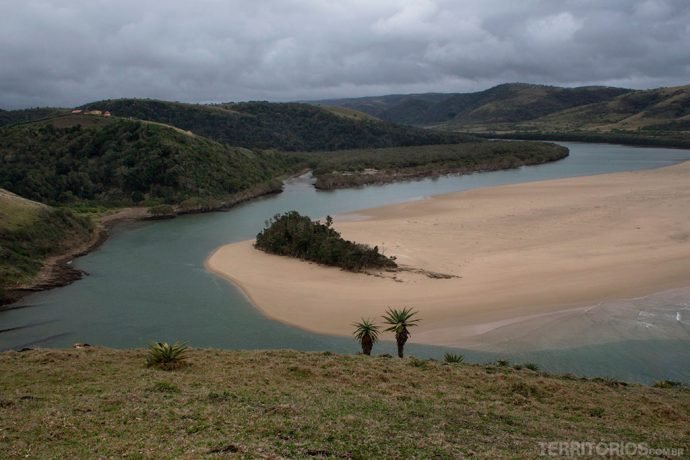 Coffee Bay em dia nublado