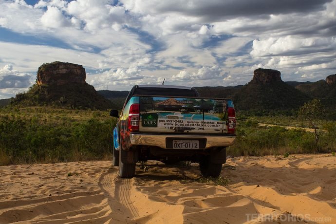 Veículo 4x4 da Cia do Cerrado em frente aos Pilares da Chapada das Mesas