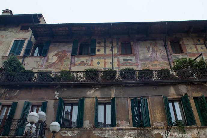 Fachada com afresco em Verona