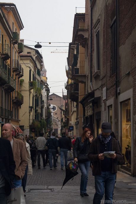 Rua estreita e com comércio em Verona Rua estreita e com comércio em Verona