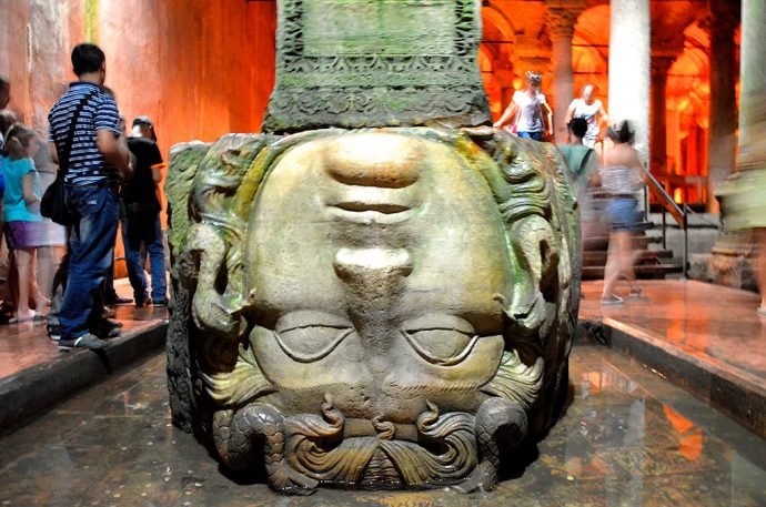 Cabeça de medusa na Cisterna da Basílica