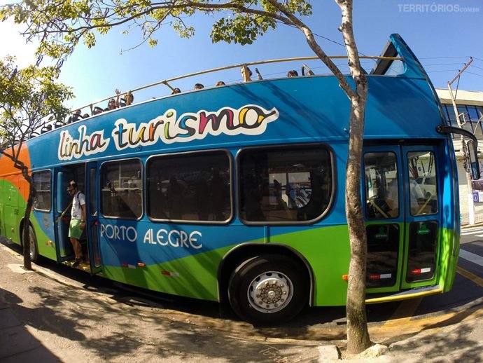 Ônibus de dois andares faz city tour em Porto Alegre