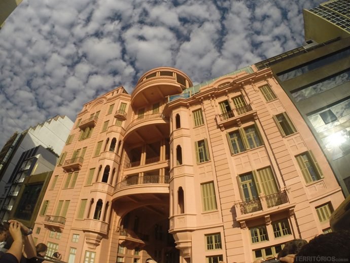 Fachado do Hotel Magestic, atual Casa de Cultura Mário Quintana vista do ônibus turístico