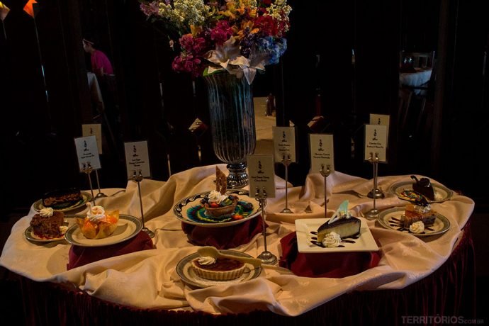Mesa de doces na entrada do restaurante El Tovar