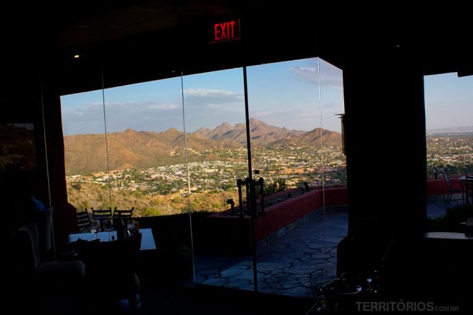 Vista de dentro do restaurante Different Pointe of View