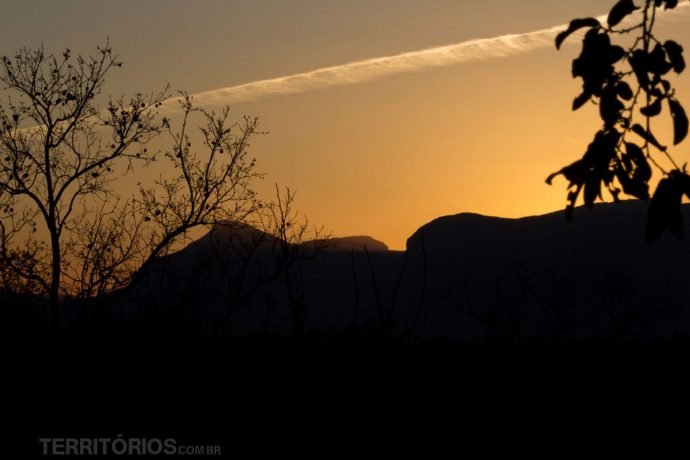 A aula sobre natureza estava tão interessante que perdi o pôr do sol, quando percebi só restavam as cores
