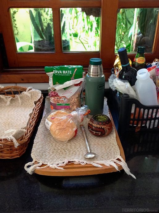 A bandeja onde deixei minhas comezinhas e o chimarrão A bandeja onde deixei minhas comezinhas e o chimarrão