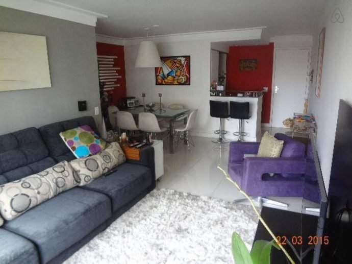 Sala bem decorada na casa da Adriana no Airbnb