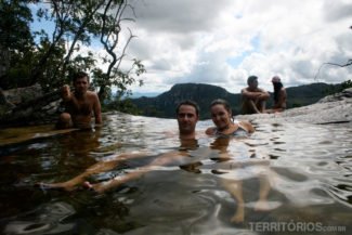 O banho na piscina natural da Cachoeira do Abismo O banho na piscina natural da Cachoeira do Abismo