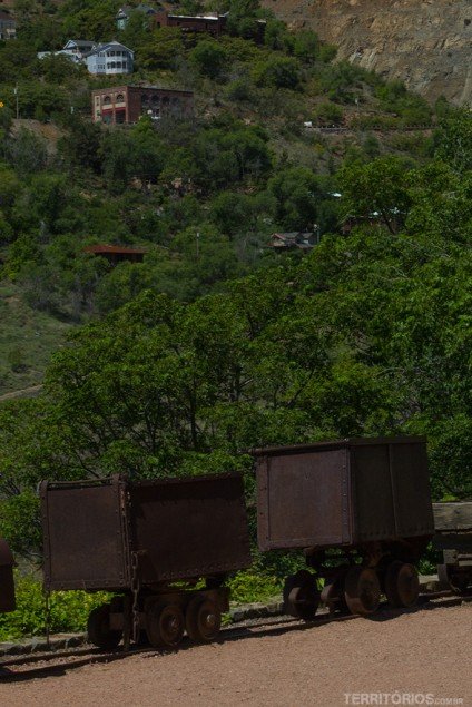 Verde Valley - Arizona Carrinhos antigos e casas espalhadas na vegetação