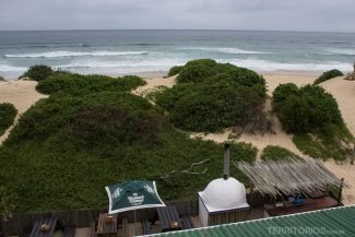 Vista da varanda para a praia com a pizzaria abaixo Vista da varanda para a praia com a pizzaria abaixo