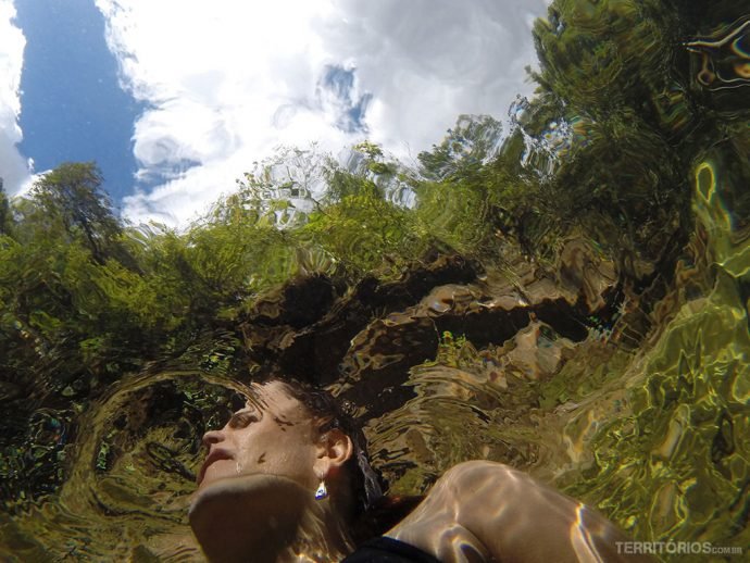 Transparência da água em selfie casual. Eu fora d'água e câmera dentro