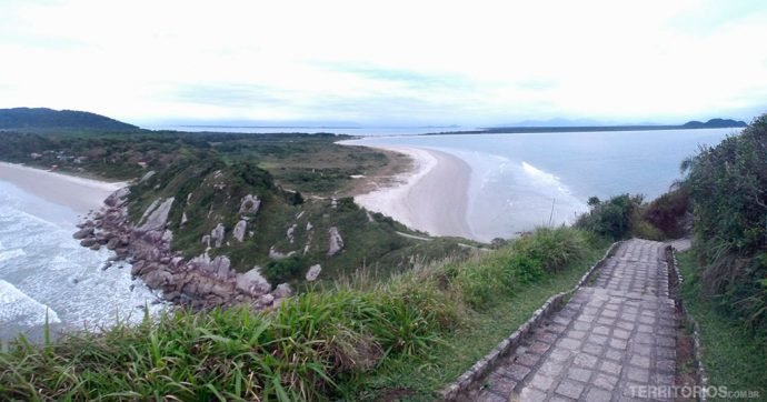 Acesso ao farol e vista para dois lados da Ilha do Mel com Istmo ao fundo