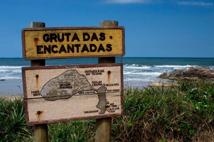 Placas de sinalização nos pontos turísticos e encruzilhadas