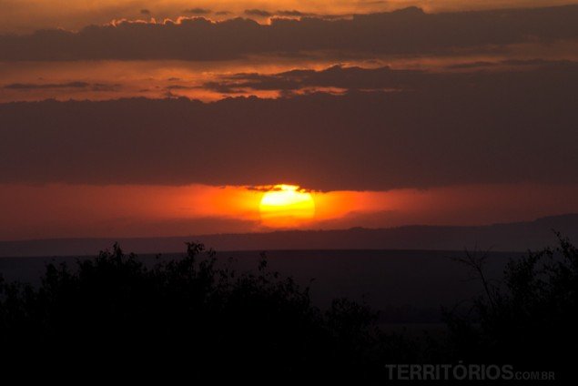 Pôr do sol épico na savana africana