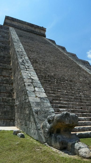 Cabeças de serpentes emplumadas enfeitam as escadarias do Kukulkán Cabeças de serpentes emplumadas enfeitam as escadarias do Kukulkán