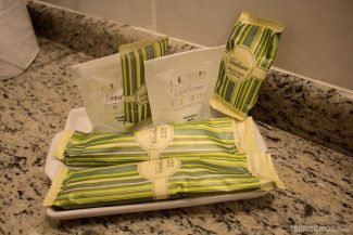 Shampo, sabonete, condicionador, cotonetes, algodão, pasta e escova de dentes Shampo, sabonete, condicionador, cotonetes, algodão, pasta e escova de dentes