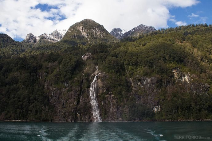 Outra perspectiva da cachoeira com os picos nevados acima