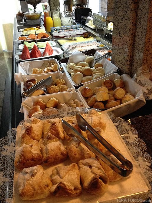 Variedade em pães no café da manhã Variedade em pães no café da manhã