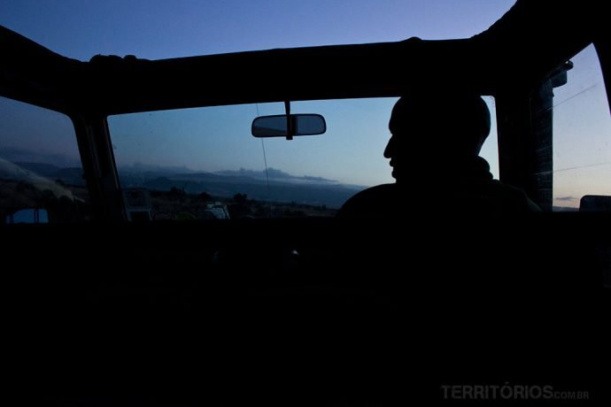 No safari noturno a luz vem da lua ou do farol do carro. Perfil do ranger dirigindo
