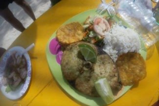 Peixe com arroz e plátano no Bibi's Place Peixe com arroz e plátano no Bibi's Place