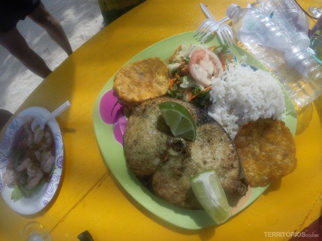 Peixe com arroz e plátano no Bibi's Place Peixe com arroz e plátano no Bibi's Place