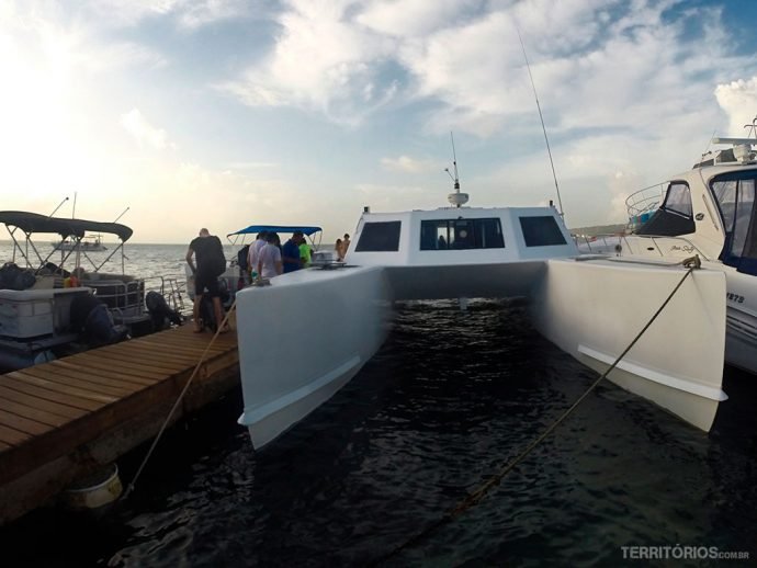 Catamarã que leva para Providência é estável, mas com mar agitado não tem jeito de fazer uma viagem tranquila