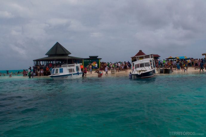 Cayo Acuário lotado em dia nublado, mas continua cheio de peixes coloridos dentro d'água
