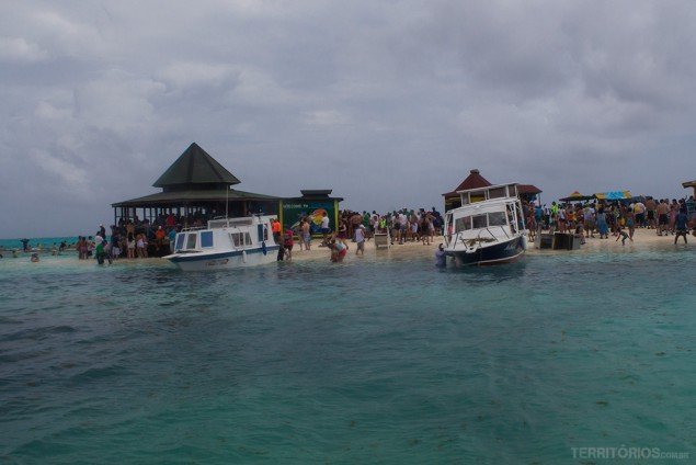 Acuario lotado em dia nublado Acuario lotado em dia nublado