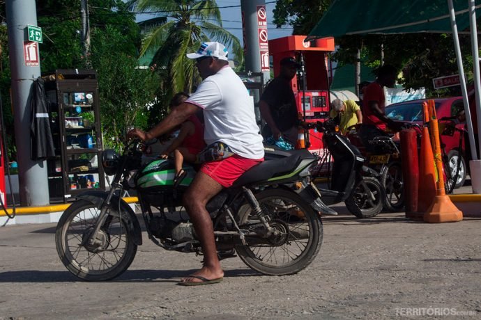 Comum ver crianças sem qualquer segurança circulando no meio mais comum de transporte nas ilhas