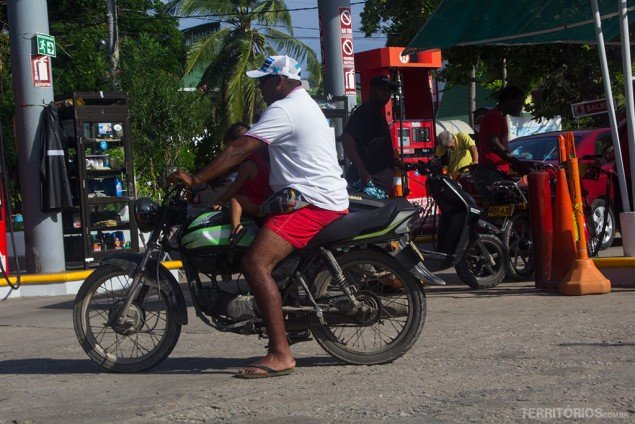 Comum ver crianças sem qualquer segurança circulando no meio mais comum de transporte nas ilhas Comum ver crianças sem qualquer segurança circulando no meio mais comum de transporte nas ilhas