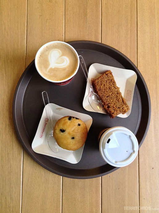 O famoso café acompanhado de bolo de banana e muffin O famoso café acompanhado de bolo de banana e muffin