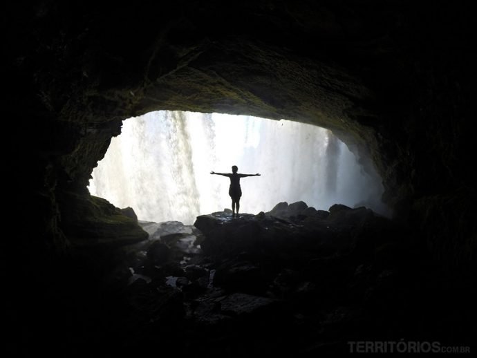 De braços abertos para a energia da cachoeira