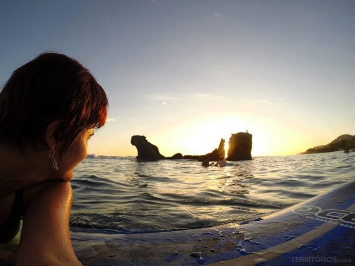 Aula de surfe em El Tunco com pôr do sol de brinde
