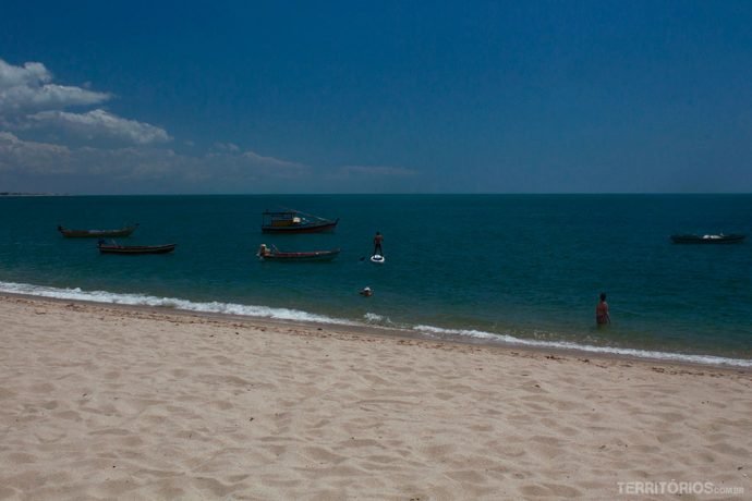 Mar tranquilo e sem vento em uma manhã de junho em Barra Grande