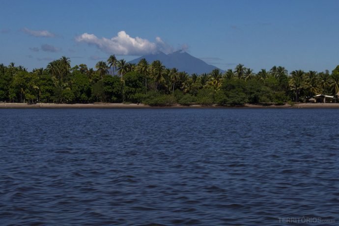 Vulcão Chichontepec visto do Estero Jaltequepe