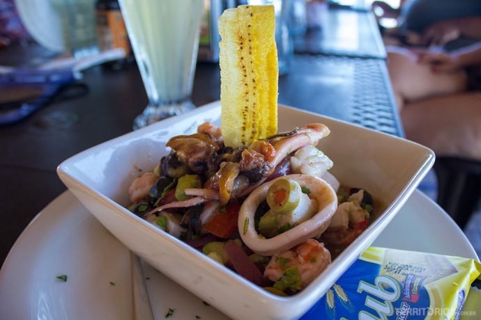 Mariscos e frutos do mar frescos com plátano frito no Acajutla