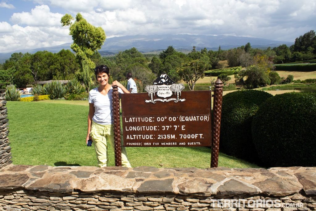 Eu na Linha do Equador com Mount Kenya entre nuvens ao fundo