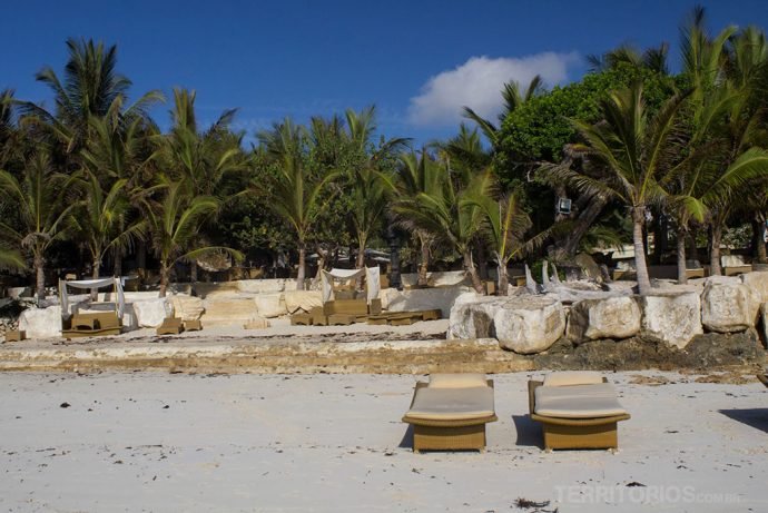 Fundos do hotel na beira da praia em Diani Beach