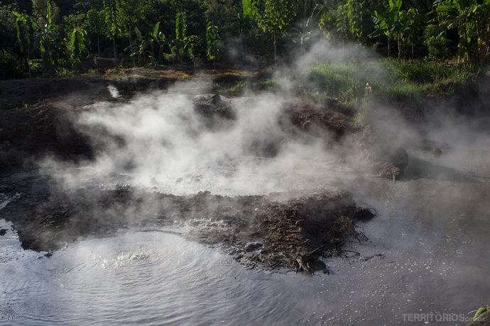Água fervente e cheiro de enxofre no solo de Ahuachapán