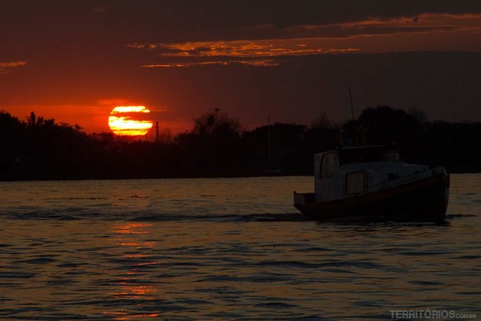 Pôr do sol no Guaíba visto do barc