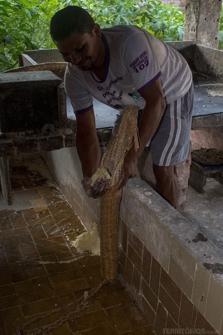Demostração de como fazer farinha de mandioca na Casa da Farinha Demostração de como fazer farinha de mandioca na Casa da Farinha