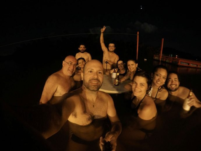 Banho de rio na frente da pousada