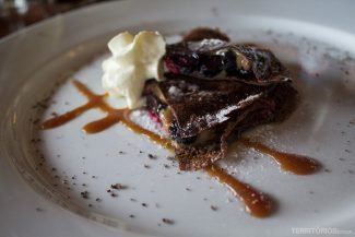 Panqueca de chocolate com doce de leite e frutas vermelhas de sobremesa Panqueca de chocolate com doce de leite e frutas vermelhas de sobremesa