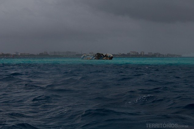O contraste das cores do mar mesmo em dia nublado, em San Andrés O contraste das cores do mar mesmo em dia nublado, em San Andrés