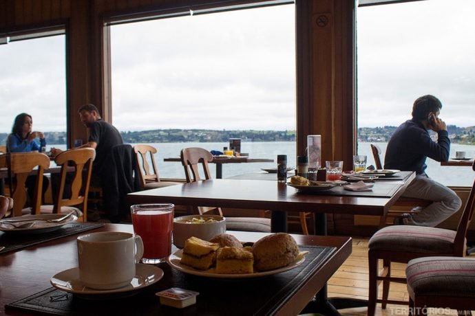 O café da manhã com cucas, geléias e vista panorâmica