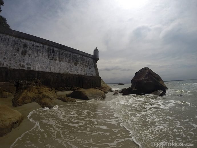 Praia da Fortaleza, na Ilha do Mel, é a melhor praia para mochileiros