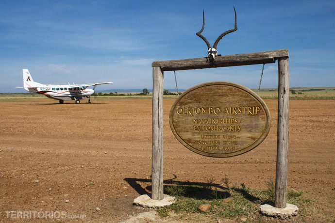 Avião pequeno e pista de pouso em Maasai Mara National Reserve