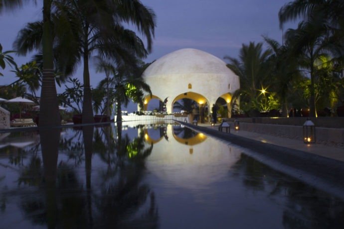 De noite, parte da área da piscina vira restaurante