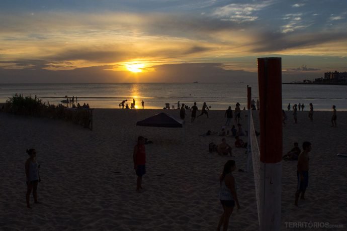 Jogo de voley no final da tarde na Playa Ramírez